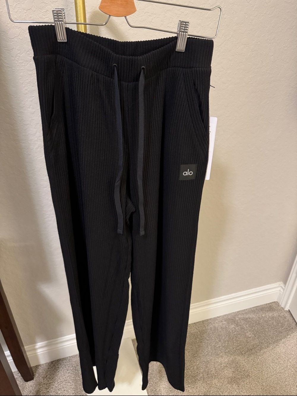 ALO Yoga Muse Ribbed Wide Leg Pants in Black